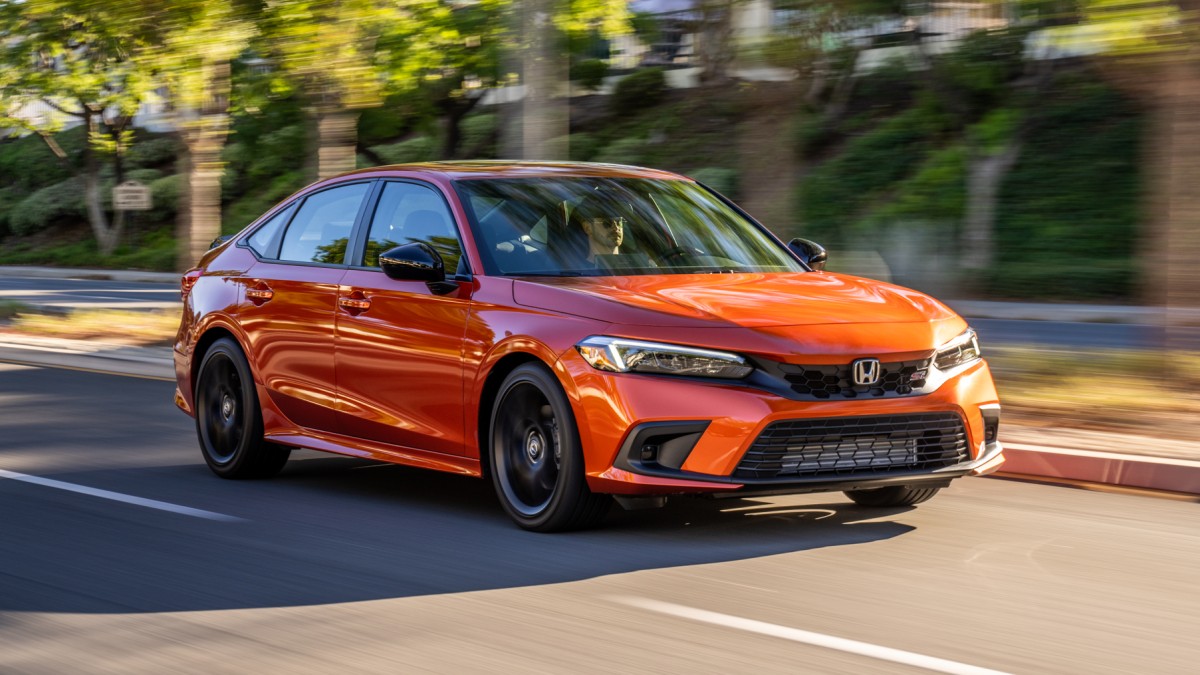 2022 Honda Civic Si Driving on a road