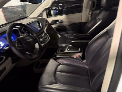 2024 Chrysler Pacifica Hybrid Select